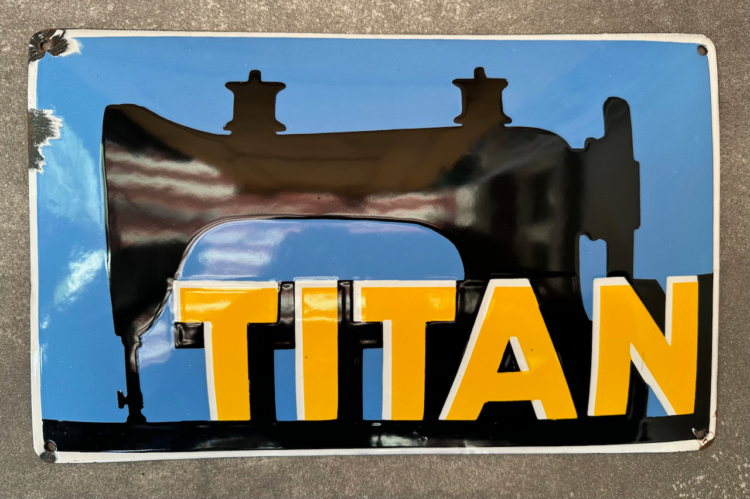 Titan Emailschild